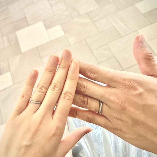 【銀座ダイヤモンドシライシの口コミ】 まず結婚指輪なので、派手すぎないのと着け心地重視で選びました。何もつ…