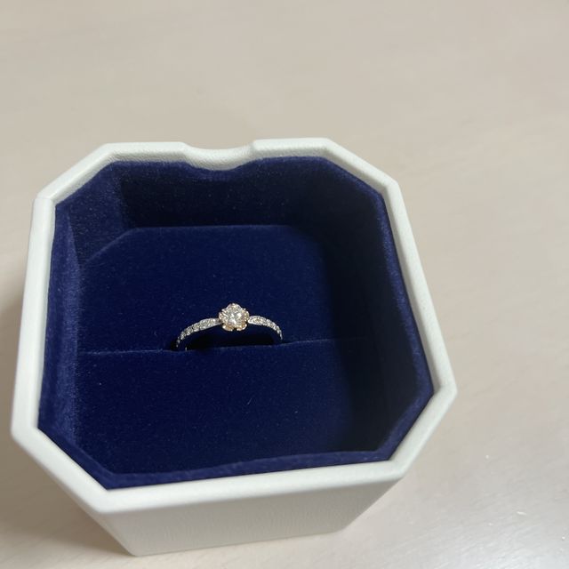 【4℃ BRIDAL(ヨンドシーブライダル)の口コミ】 ディズニーの美女と野獣のデザインが気に入り、この婚約指輪を選びました…