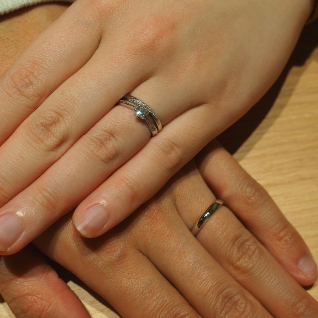 【HOSHI no SUNA 星の砂(ほしのすな)の口コミ】 細身のデザインが好きでこちらにしました。少しウェーブかかっているので…