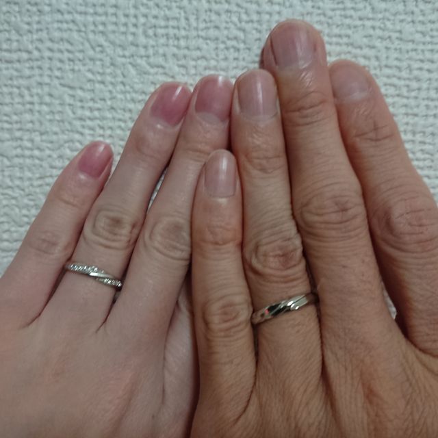 【GALA JEWELRY(ガラジュエリー)の口コミ】 初めはシンプルなデザインのリングを探していましたが、見ている間にデザ…