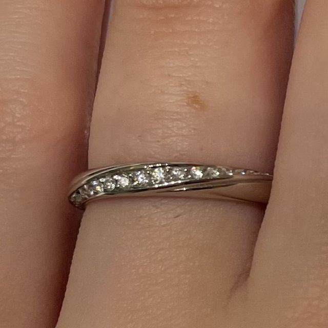 【4℃ BRIDAL(ヨンドシーブライダル)の口コミ】 決めてはデザインです。波状にメレダイヤが並べられていることから、スト…