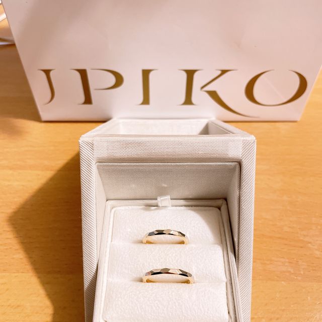 【ENUOVE(イノーヴェ)の口コミ】 デザインと着け心地重視で選びました。
色はプラチナがよかったのですが、…