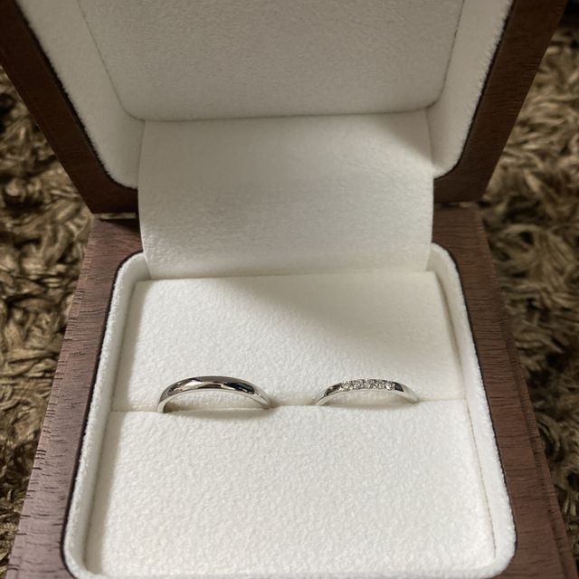 【Ponte Vecchio(ポンテヴェキオ)の口コミ】 シンプルで上品なデザインで品質も良くこの指輪に決めました。また、金額…