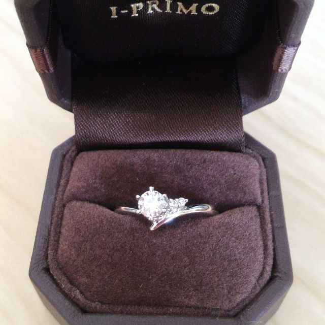 【アイプリモ(I-PRIMO)の口コミ】 指が短めなので、細く長く見えるようV字のデザインを選びました。
「ミラ…