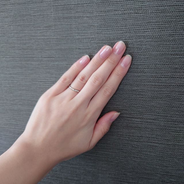 【俄(にわか)の口コミ】 俄の婚約指輪を購入しており、重ね付けを考えて、デザインを選びました。
…