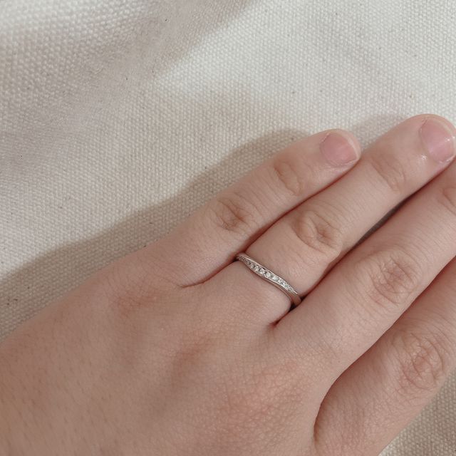 【Something Blue(サムシングブルー)の口コミ】 デザインはまっすぐではなく、斜めだったり、ウェーブの物を惹かれて選ん…