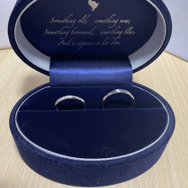 【Something Blue(サムシングブルー)の口コミ】 デザインはまっすぐではなく、斜めだったり、ウェーブの物を惹かれて選ん…