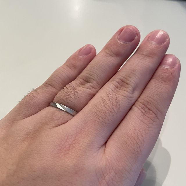 【Something Blue(サムシングブルー)の口コミ】 内側にブルーの宝石が入っており、そこにオリジナリティとカッコ良さを感…