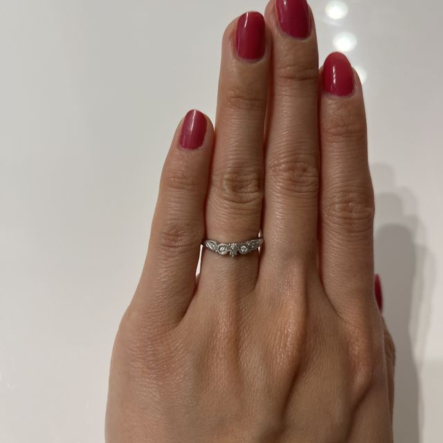 【ケイウノ ブライダル(K.UNO BRIDAL)の口コミ】 ダイヤが散りばめられていますが、ギラギラしすぎず、上品なデザインが決…