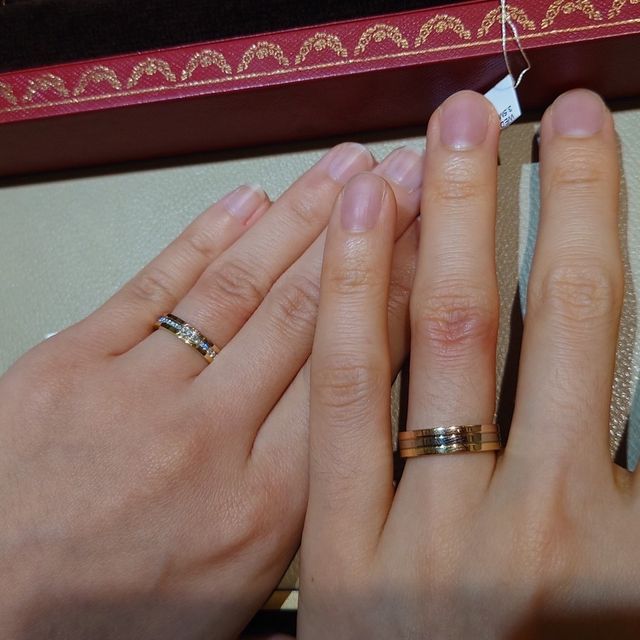 【カルティエ(Cartier)の口コミ】 旦那が惹かれた指輪を試着しました。
3色になっておりました。
結婚指輪で…