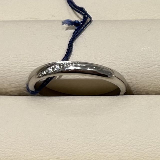 【Something Blue(サムシングブルー)の口コミ】 シンプルなデザインを探しており、試着しました。
女性はウェーブの部分に…