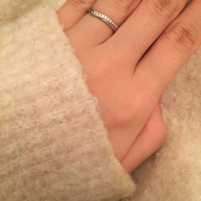 【銀座ダイヤモンドシライシの口コミ】 試着をした際にダイヤがあった方が指が綺麗に映え、派手すぎず仕事でもつ…