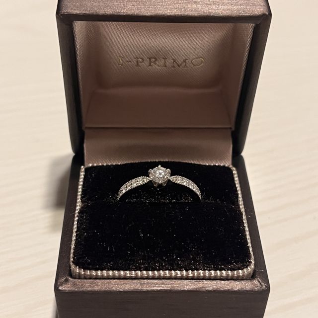 【アイプリモ(I-PRIMO)の口コミ】 探していたデザインに1番近いものでした。ザ・エンゲージリングというより…