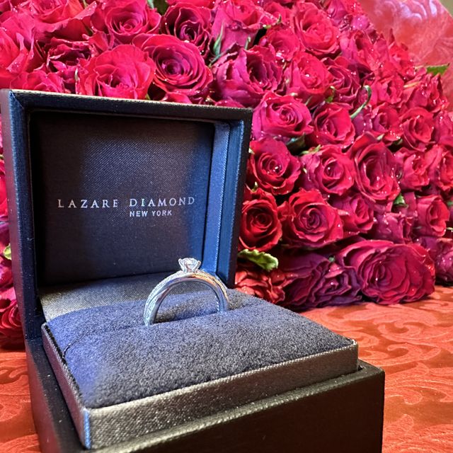 【ラザール ダイヤモンド(LAZARE DIAMOND)の口コミ】 もともと一般的なワンポイントの婚約指輪のタイプではなく、デザイン性の…