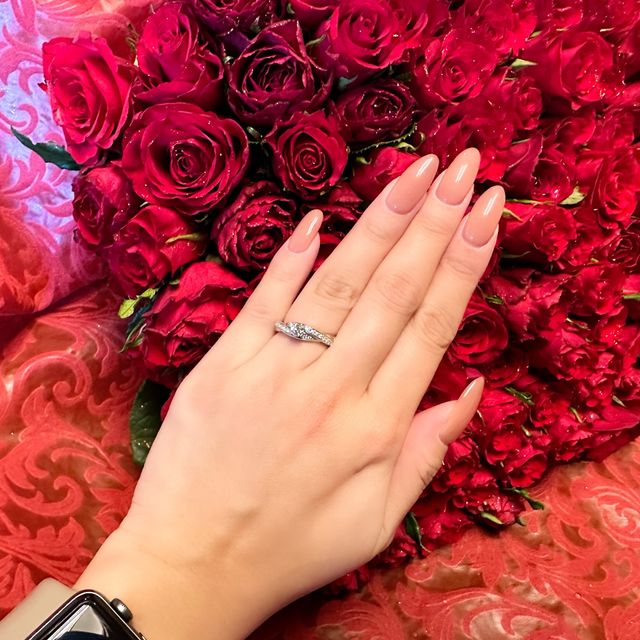 【ラザール ダイヤモンド(LAZARE DIAMOND)の口コミ】 もともと一般的なワンポイントの婚約指輪のタイプではなく、デザイン性の…