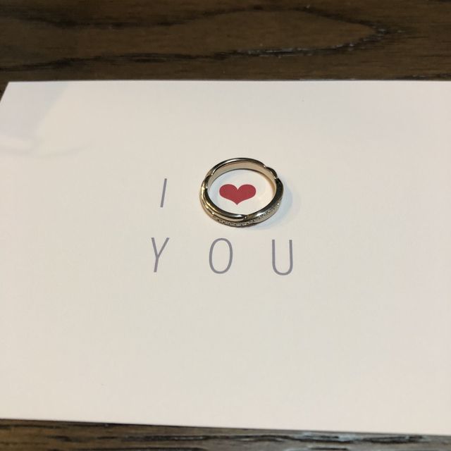 【Katamu(カタム)の口コミ】 人とは違う指輪が欲しくてこちらを選びました。いかにも結婚指輪という感…