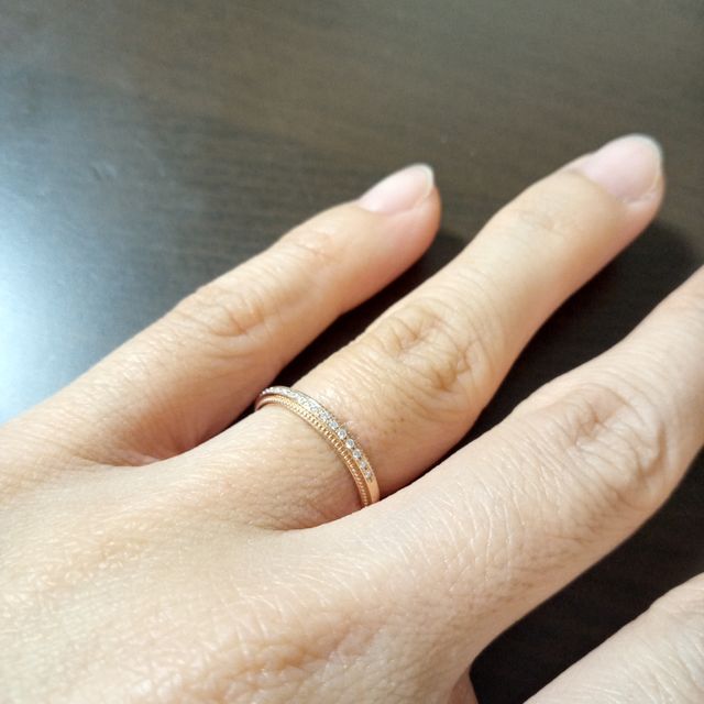 【アイプリモ(I-PRIMO)の口コミ】 手になじむピンクゴールドの指輪です。ハーフエタニティはわたしにはゴー…