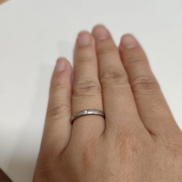 【4℃ BRIDAL(ヨンドシーブライダル)の口コミ】 
最初は他の指輪が良かったのですが主人の指が細すぎてサイズがなく、主人…