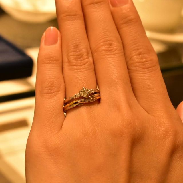 【銀座ダイヤモンドシライシの口コミ】 金とシルバーの2つで構成されていて、どちらの色味もたのしめるところが良…