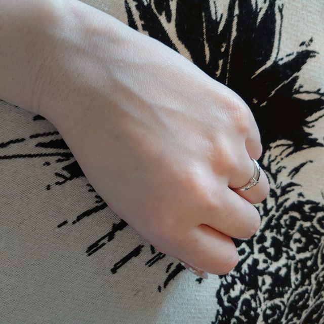 【俄(にわか)の口コミ】 控え目なダイヤモンドがあしらわれているような指輪を探していました。且…