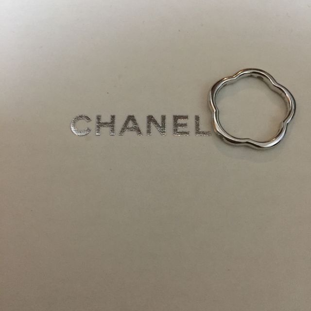 【シャネル(CHANEL)の口コミ】 他にないカメリアの花の形だったからです。
指に着けたり、洗い物をすると…