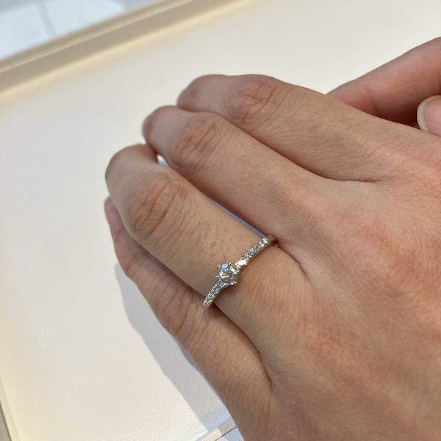 【ROYAL ASSCHER(ロイヤル・アッシャー)の口コミ】 ERA688というデザインを試着しました。センターダイヤの周りのリング上に…