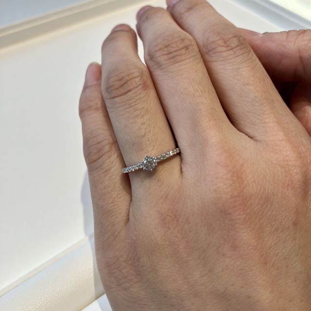 【ROYAL ASSCHER(ロイヤル・アッシャー)の口コミ】 ERA688というデザインを試着しました。センターダイヤの周りのリング上に…