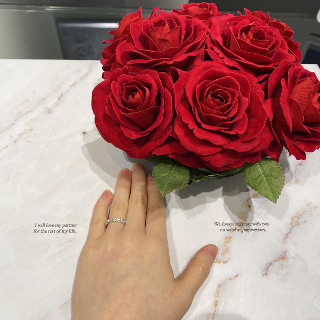 【ラザール ダイヤモンド(LAZARE DIAMOND)の口コミ】 婚約指輪は、デザインがハーフエタニティでキラキラが全面的に施されてお…