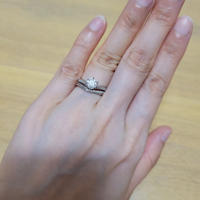 【銀座ダイヤモンドシライシの口コミ】 　婚約指輪のデザインはメインのダイヤモンドの左右にいくつか小さいダイ…