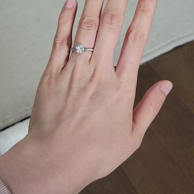 【銀座ダイヤモンドシライシの口コミ】 　婚約指輪のデザインはメインのダイヤモンドの左右にいくつか小さいダイ…