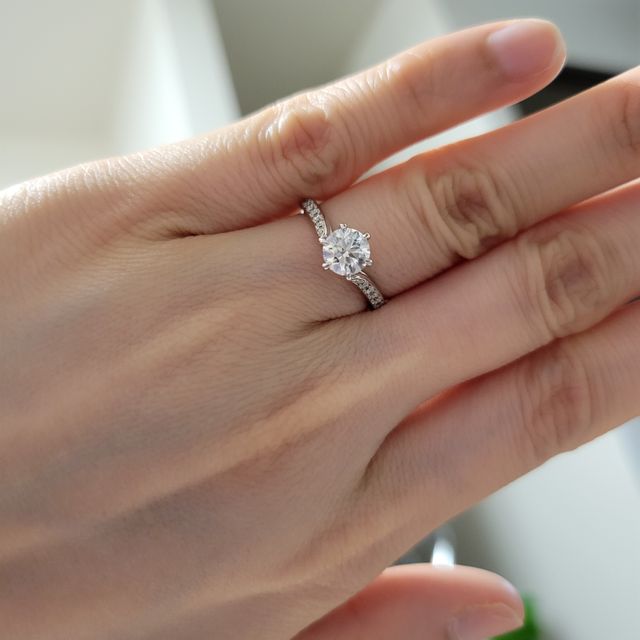 【銀座ダイヤモンドシライシの口コミ】 　婚約指輪のデザインはメインのダイヤモンドの左右にいくつか小さいダイ…