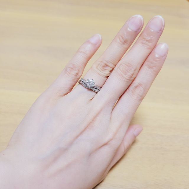【銀座ダイヤモンドシライシの口コミ】 　結婚指輪にも小さなダイヤモンドが少し付いているのがいいなと思ってい…