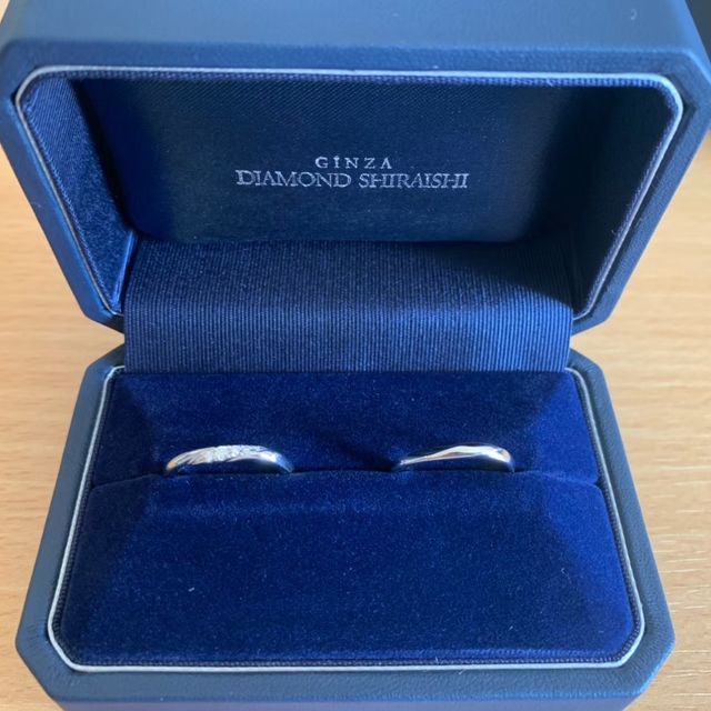 【銀座ダイヤモンドシライシの口コミ】 ウェーブがかかったデザインを探していて、2個重ねづけした時にぴったり合…