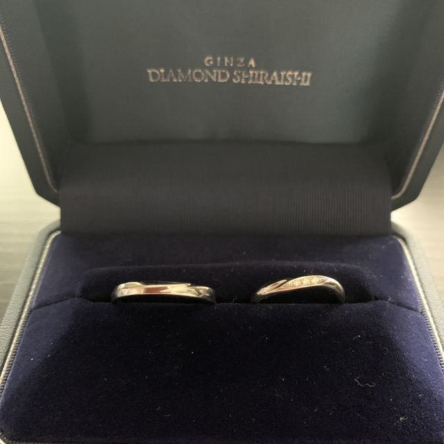 【銀座ダイヤモンドシライシの口コミ】 店舗で実物を見て、お互い気に入ったデザインだったためこの指輪に決めま…