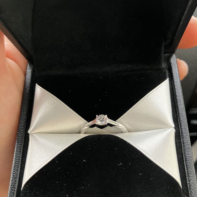 【エクセルコダイヤモンド(EXELCO DIAMOND)の口コミ】 シンプルで全体的にスタイリッシュな印象を受けました。また指輪自体の存…