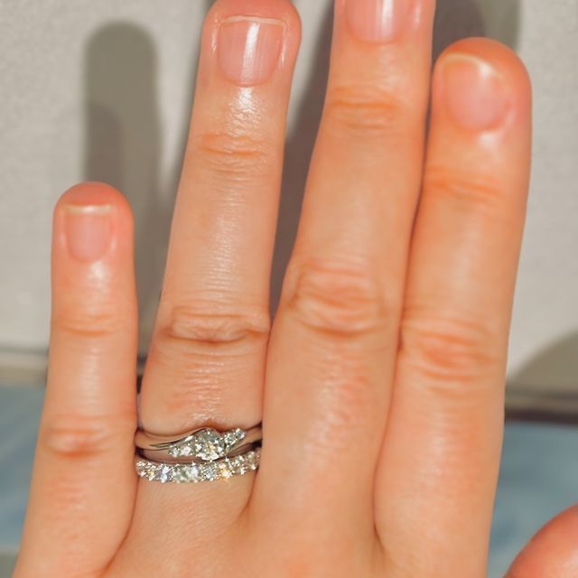 【STAR JEWELRY(スタージュエリー)の口コミ】 色々試着して、最終的にダイヤとウェーブがかったアームが手にしっくりき…