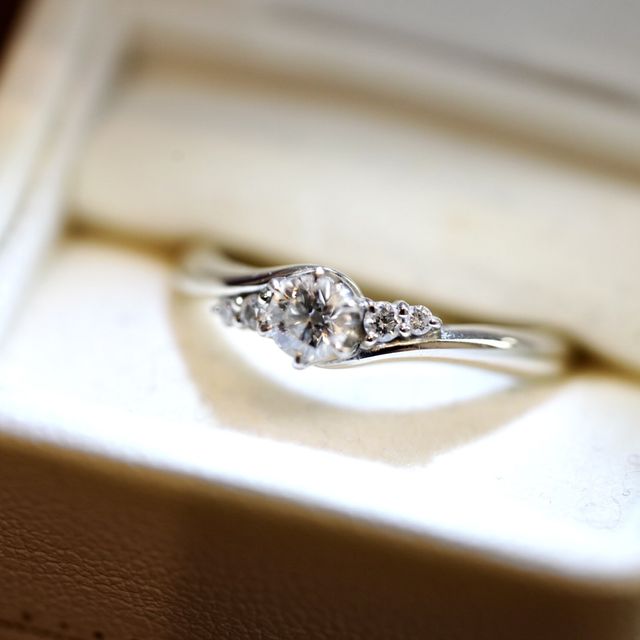 【STAR JEWELRY(スタージュエリー)の口コミ】 色々試着して、最終的にダイヤとウェーブがかったアームが手にしっくりき…