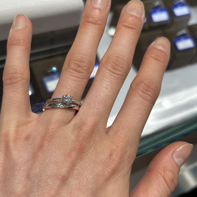 【YUKIZAKI BRIDAL(ユキザキブライダル)の口コミ】 結婚指輪、婚約指輪どちらも斜めのラインが入っていて一緒につけた時のゴ…