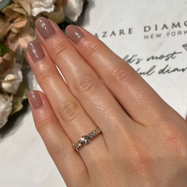 【ラザール ダイヤモンド(LAZARE DIAMOND)の口コミ】 普段から結婚指輪と重ね付けできるものを探していて、ダイヤモンドが突出…