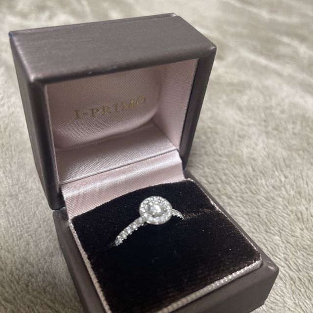 【アイプリモ(I-PRIMO)の口コミ】 デザインに一目惚れしました。
同じようにメレダイヤで囲まれているデザイ…