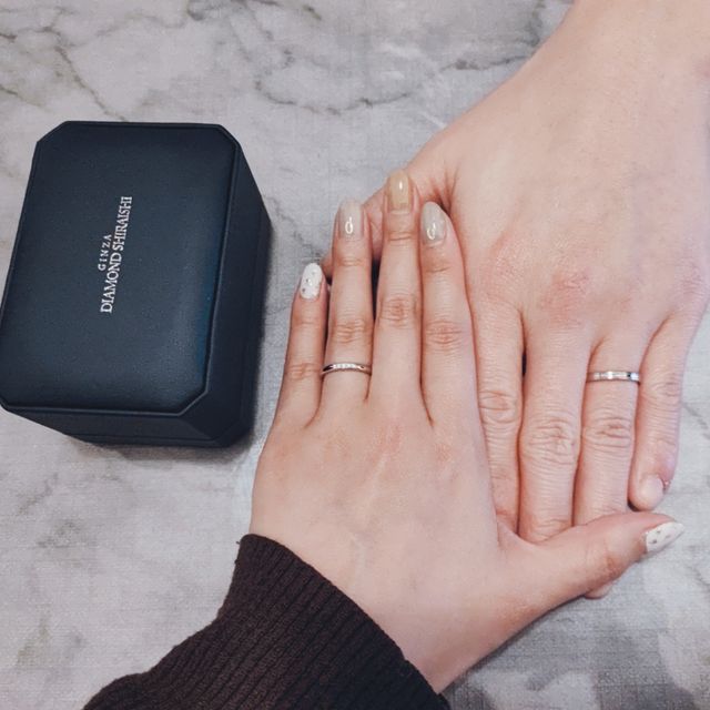 【銀座ダイヤモンドシライシの口コミ】 婚約指輪がシンプル綺麗めなホワイトリリーだったので、結婚指輪も雰囲気…