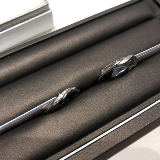 【アイプリモ(I-PRIMO)の口コミ】 新婦用に購入を考えていた方はダイヤ入り、新郎は新婦用でダイヤの入って…