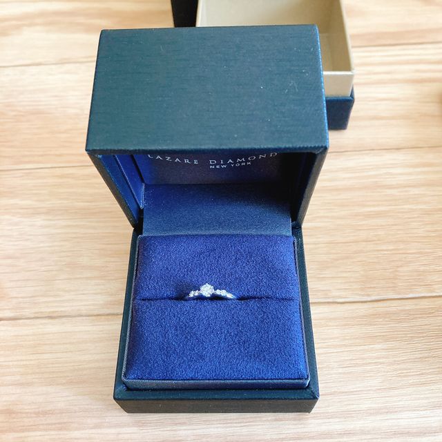 【ラザール ダイヤモンド(LAZARE DIAMOND)の口コミ】 丸みやくびれがあるデザインが女性らしくて好みでした。なおかつ、私は指…