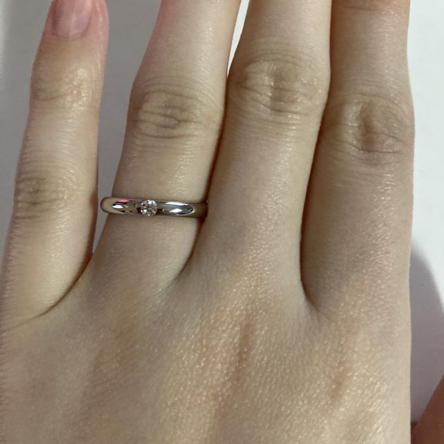【ヴァンドーム青山(VENDOME AOYAMA)の口コミ】 一粒ダイヤが留めるタイプではなく埋め込みなので、指輪の枠いっぱいにダ…