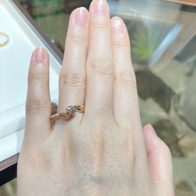 【杢目金屋(もくめがねや)の口コミ】 桜の花一輪をイメージしたデザインのため、どこの角度から見ても手元で桜…