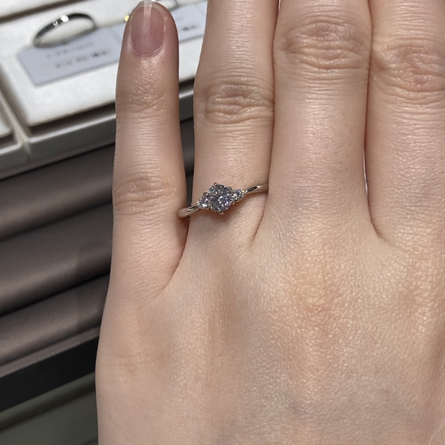 【アイプリモ(I-PRIMO)の口コミ】 一粒ダイヤだけでなく周りのメレダイヤが二つずつついているため、一粒ダ…