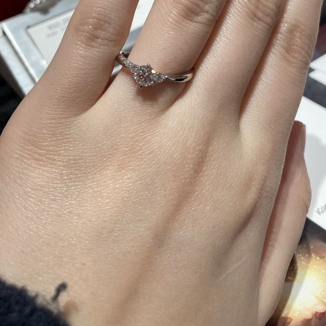 【AFFLUX(アフラックス)の口コミ】 左から右に流れ星のようにメレダイヤが流れており、一粒ダイヤの周りに少…