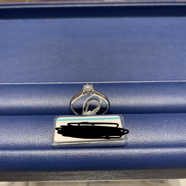 【銀座ダイヤモンドシライシの口コミ】 上から見るとシンプルで横から見ると可愛いところが決め手になりました。…