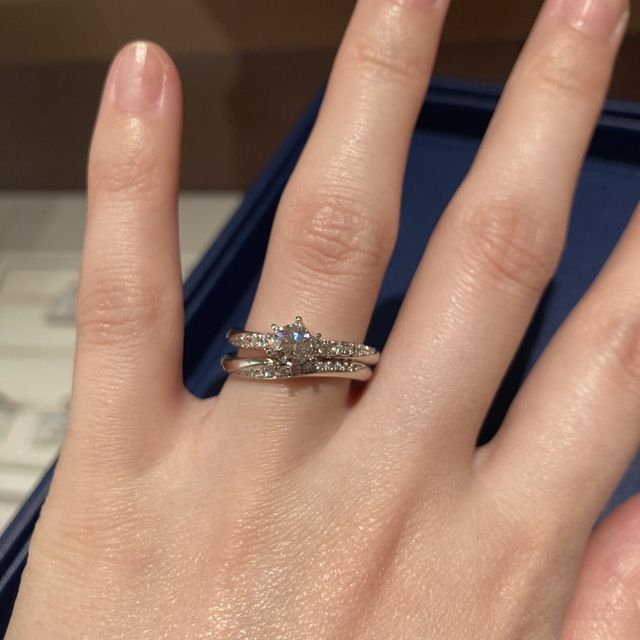 【銀座ダイヤモンドシライシの口コミ】 今流行りの細い指輪で、婚約指輪と結婚指輪の太さも同じため、バランスも…