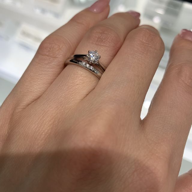 【4℃ BRIDAL(ヨンドシーブライダル)の口コミ】 先に購入していた婚約指輪がシンプルなので、同じくシンプルなストレート…